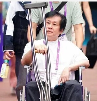 **即时娱乐**怒斥深圳机场“没人性” 郑智化:冷眼看我连滚带爬进飞机