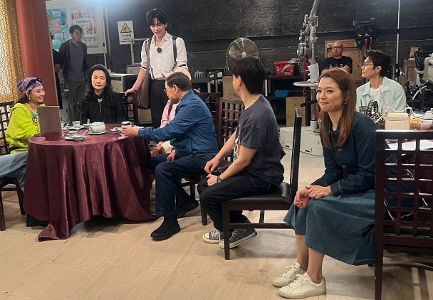 张柏芝刘嘉玲惊喜探班 与《爱.回家》剧组罕见世纪同框