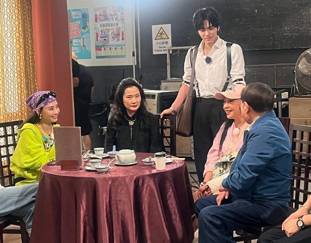 张柏芝刘嘉玲惊喜探班 与《爱.回家》剧组罕见世纪同框
