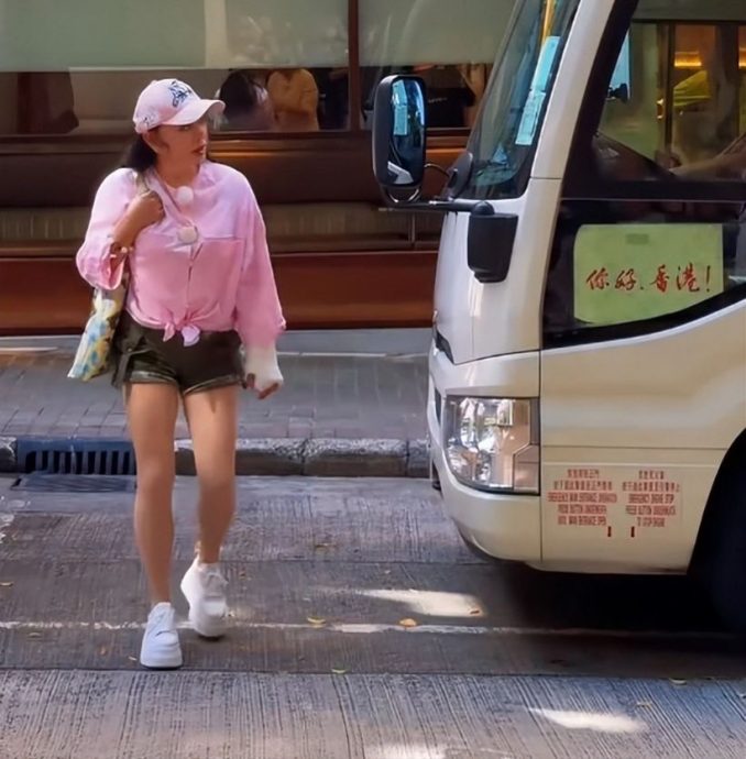 张柏芝刘嘉玲惊喜探班 与《爱.回家》剧组罕见世纪同框