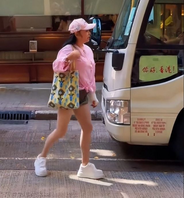 张柏芝刘嘉玲惊喜探班 与《爱.回家》剧组罕见世纪同框