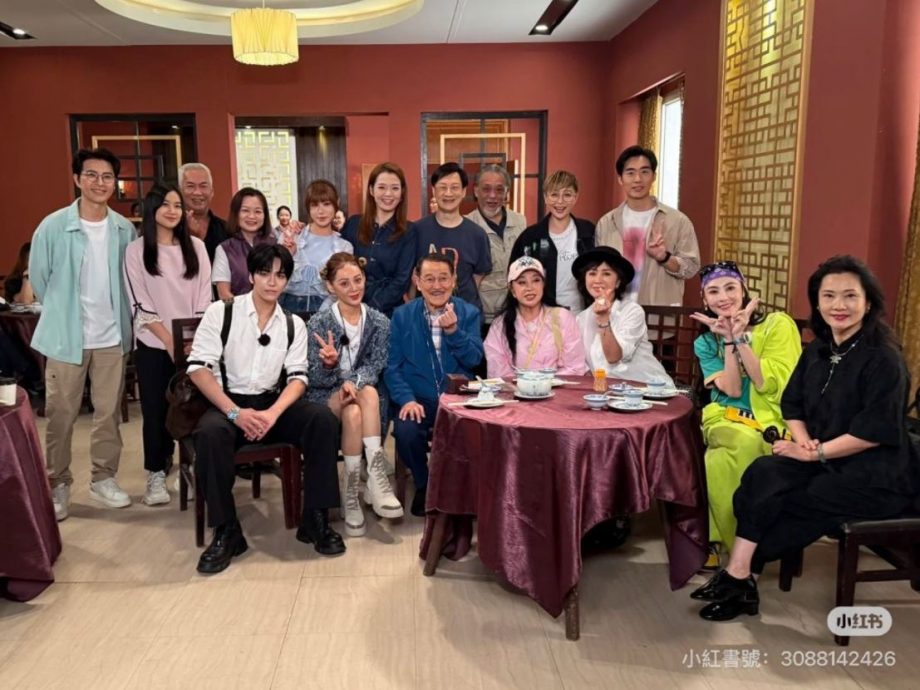 张柏芝刘嘉玲惊喜探班 与《爱.回家》剧组罕见世纪同框