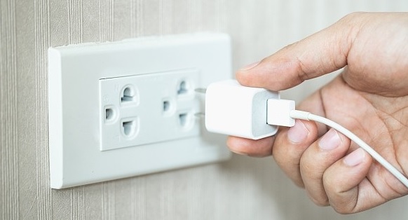 拔掉酒店房插头为手机充电 女子傻眼被罚款近1000令吉