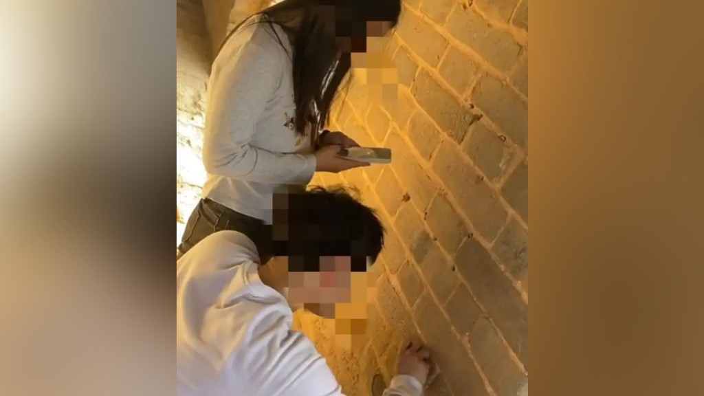 拚图)两游客司马台长城刻字被拘留罚款