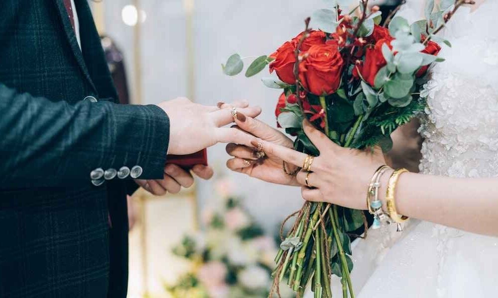 新郎婚礼迟到1小时只为这? 新娘记恨多年气难消