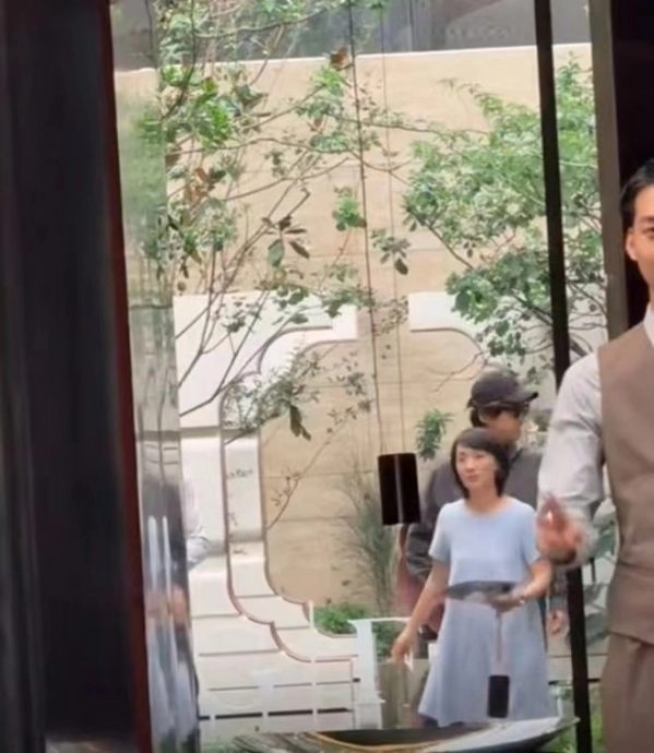 胡歌低调带妻看豪宅 传为孩子添新居