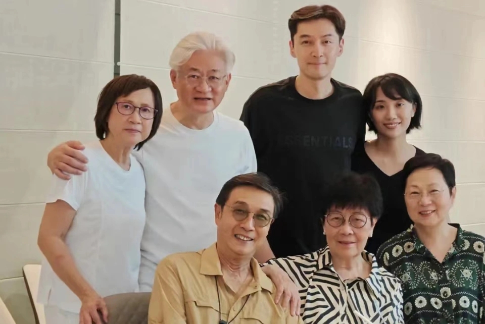 胡歌低调带妻看豪宅 传为孩子添新居