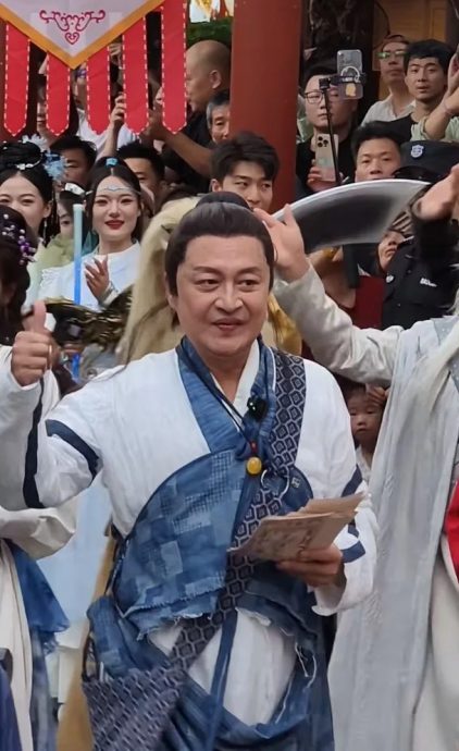艺人新晋再就业舞台!苑琼丹李国麟换装中国景区打工
