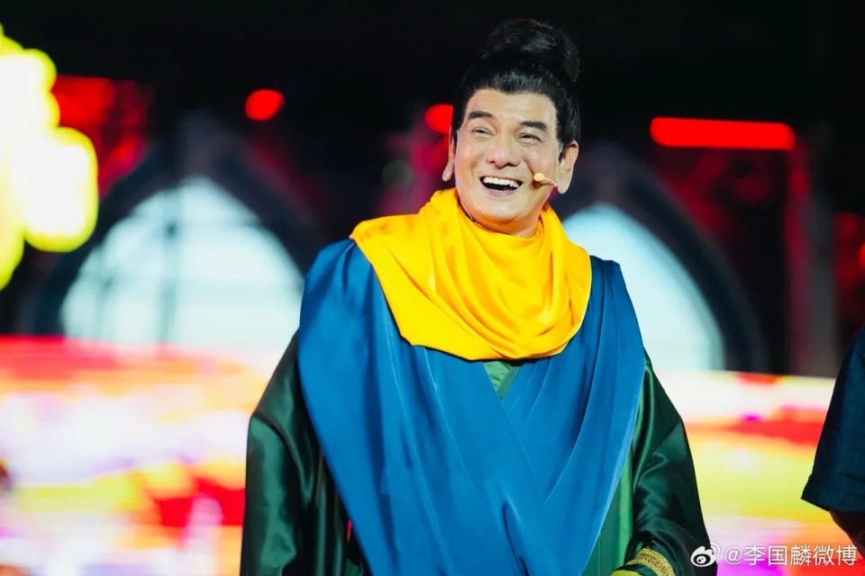 艺人新晋再就业舞台!苑琼丹李国麟换装中国景区打工