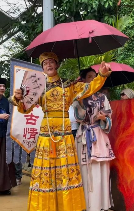 艺人新晋再就业舞台!苑琼丹李国麟换装中国景区打工