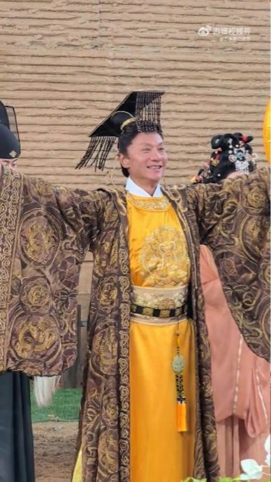 艺人新晋再就业舞台!苑琼丹李国麟换装中国景区打工