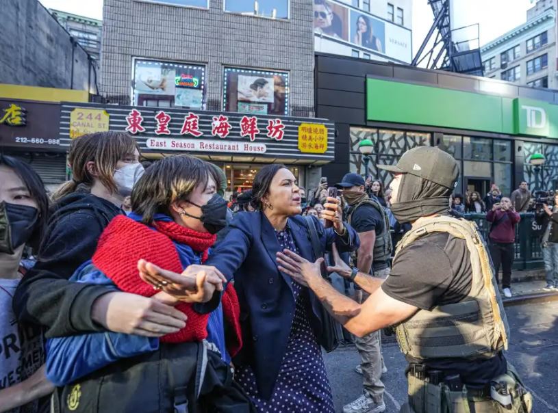 视频| 美国移民执法局扫荡曼哈顿唐人街小贩 民众围车爆冲突