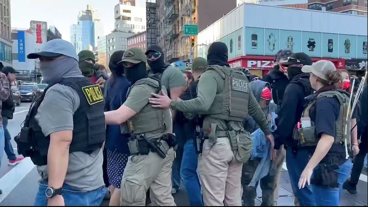视频| 美国移民执法局扫荡曼哈顿唐人街小贩 民众围车爆冲突