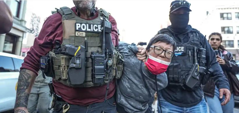视频| 美国移民执法局扫荡曼哈顿唐人街小贩 民众围车爆冲突