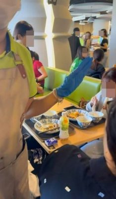 视频|“位子没写你名字!” 女大生食堂放包霸位 离开取餐秒被占