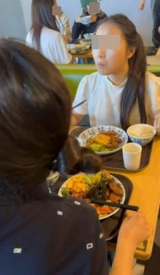 视频|“位子没写你名字!” 女大生食堂放包霸位 离开取餐秒被占