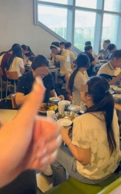 视频|“位子没写你名字!” 女大生食堂放包霸位 离开取餐秒被占