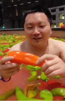 视频|哈尔滨澡堂真人版鸳鸯锅? 游客:感觉自己是火锅料!