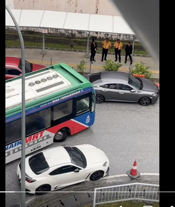 视频|蕉赖十一哩捷运站乱象! 违停车堵死转角害巴士被卡