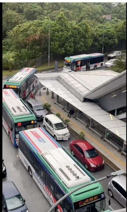视频|蕉赖十一哩捷运站乱象! 违停车堵死转角害巴士被卡