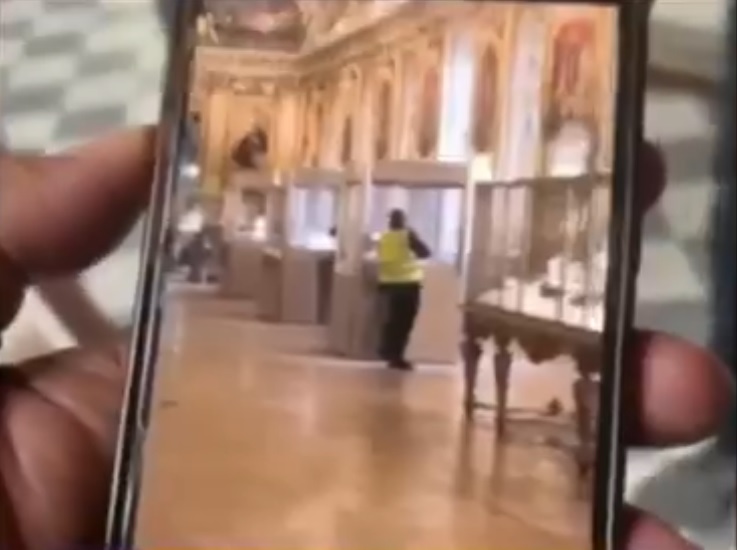 (视频)蒙面匪破坏展示柜夺珠宝画面曝光 工会警告1漏洞没人理