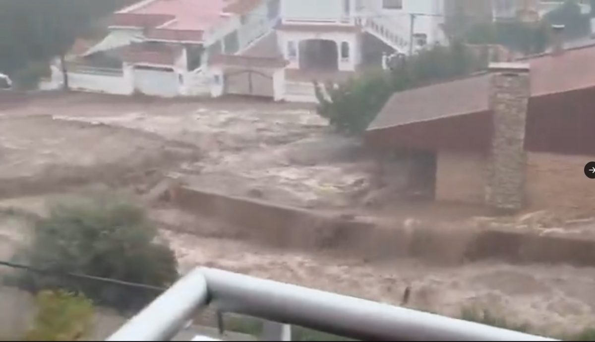 (视频)西班牙加泰罗尼亚暴雨酿洪灾 有汽车被冲走 民众受困
