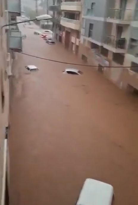 (视频)西班牙加泰罗尼亚暴雨酿洪灾 有汽车被冲走 民众受困
