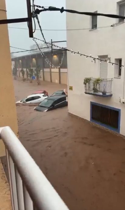 (视频)西班牙加泰罗尼亚暴雨酿洪灾 有汽车被冲走 民众受困