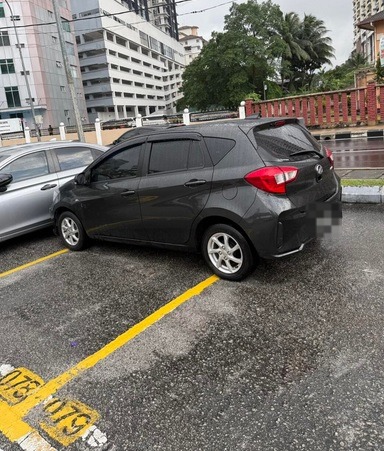 Myvi“打横”连泊3车位 网民傻眼:司机人有三急?