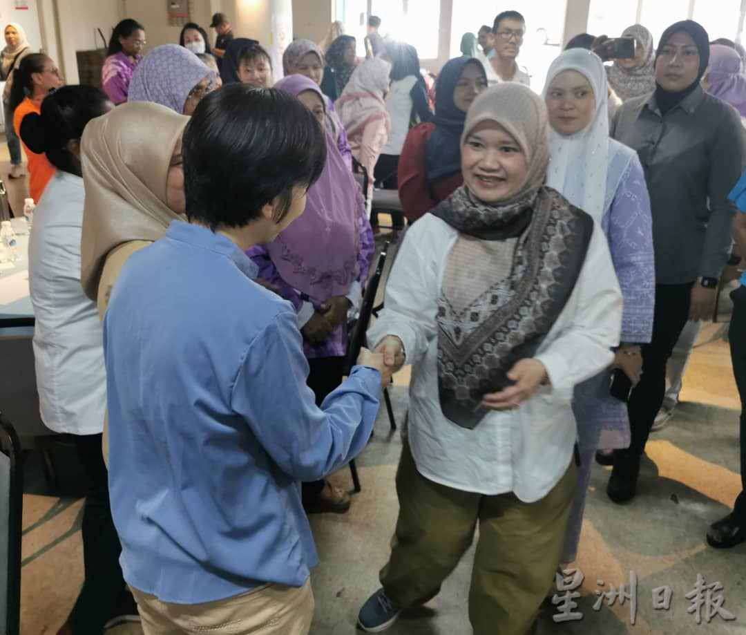 (全国版)法丽娜:等待卫生部指示