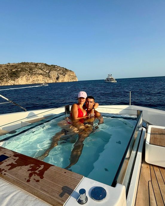 “退役那一天或许会哭” C罗盼世界杯后携奖杯完婚