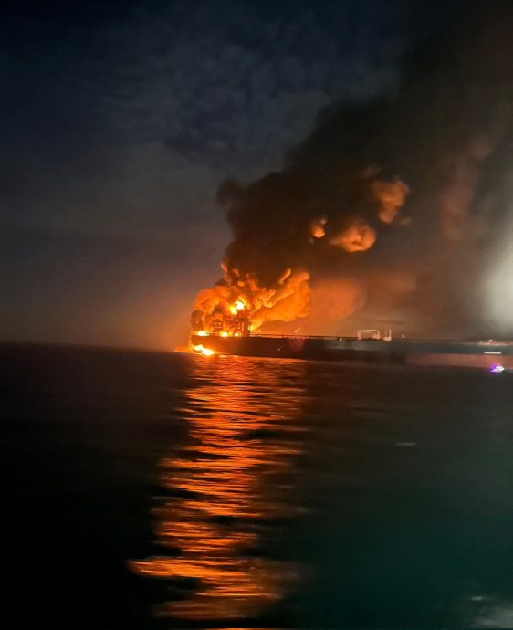 两艘油轮在黑海爆炸后起火 暂无人员伤亡
