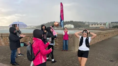 为癌症患者筹款 14岁少女5天连跑5场超马!