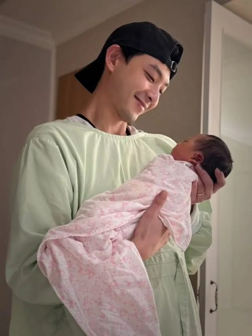 刘品言升格当妈 连晨翔秒变“女儿傻瓜”