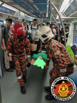单轨火车卡轨动弹不得,58岁女乘客车厢内晕倒