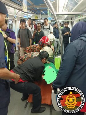 单轨火车卡轨动弹不得,58岁女乘客车厢内晕倒
