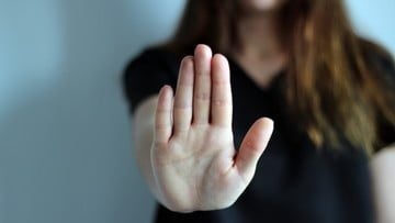 女子遭上司性骚扰反被迫辞职! 职工会促政府加强反性骚扰政策