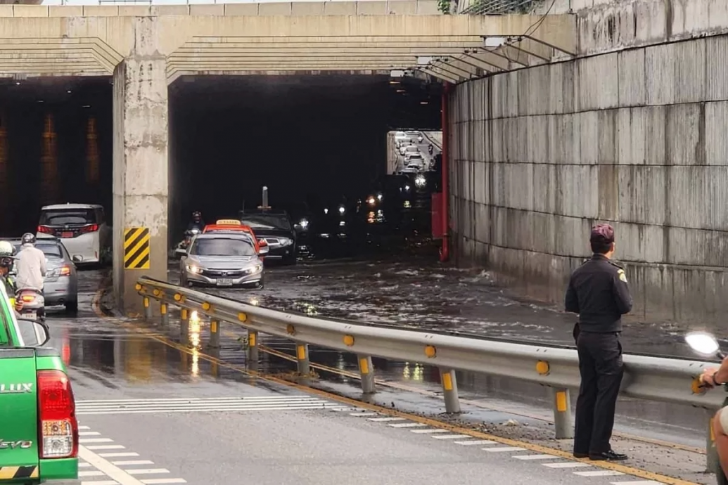 泰国暴雨酿洪灾 曼谷封锁淹水地下道