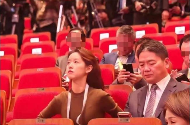 看世界)APEC会议被拍 刘强东:从此在老婆面前没自信