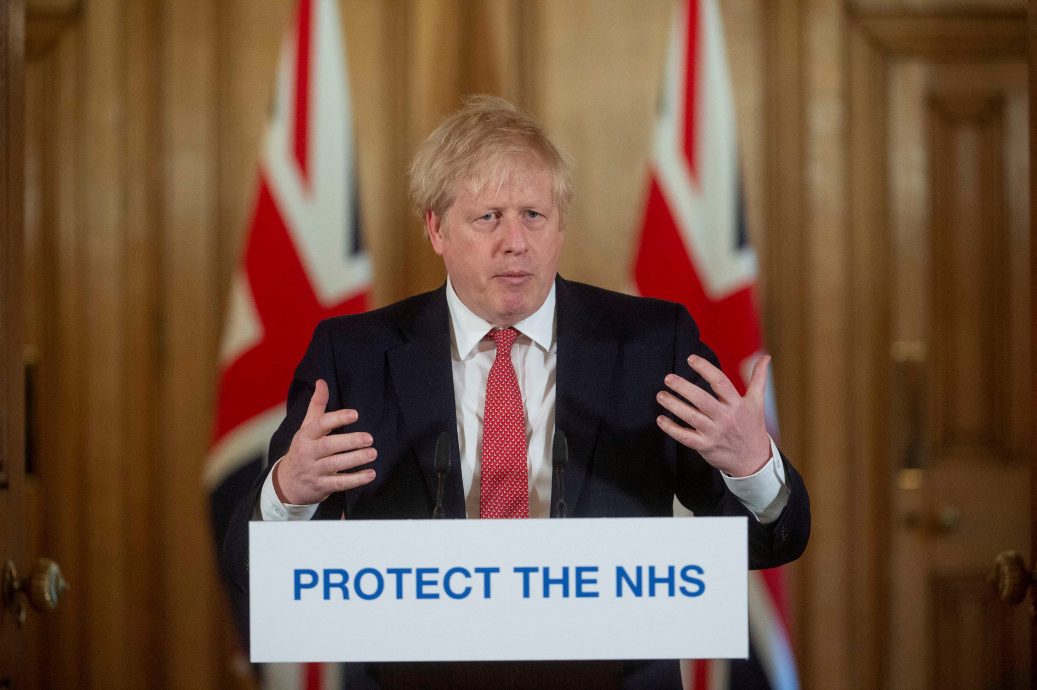 英国调查:低估疫情致惨痛代价 约翰逊政府延迟封锁多2.3万人死