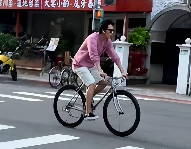 许玮甯邱泽骑脚车约会 网民惊呼像拍偶像剧