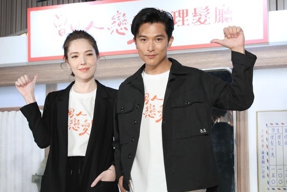 许玮甯邱泽骑脚车约会 网民惊呼像拍偶像剧