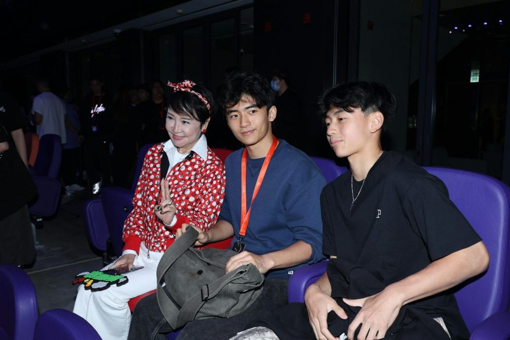 谢霆锋Lucas同框现身中环置地 一举动藏对儿子关爱