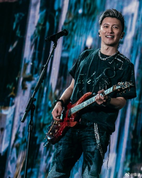 谢霆锋Lucas同框现身中环置地 一举动藏对儿子关爱