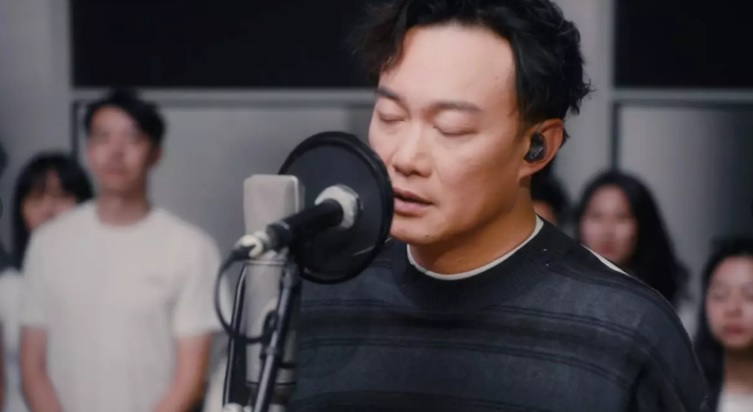 陈奕迅忆《K歌之王》没人欣赏 25年后重塑经典现场泪崩