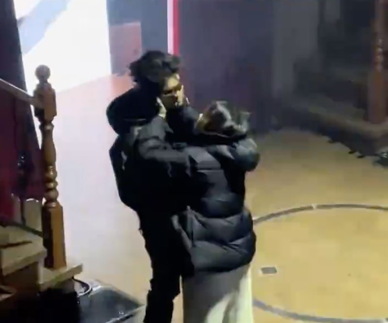 马伯骞台上险遭强吻 网民:诡异得像AI