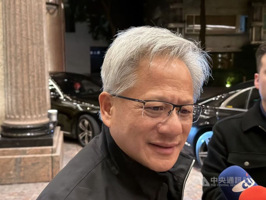 黄仁勋谈与Google竞争指辉达地位稳固 证实已会张忠谋