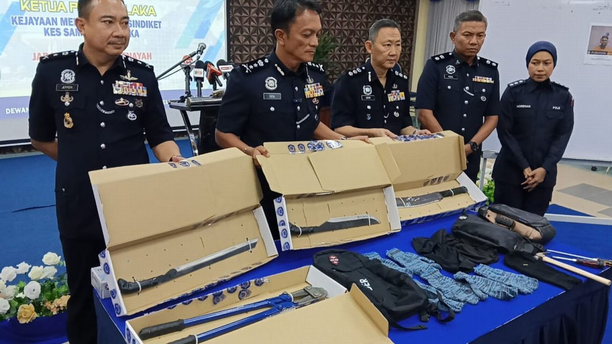 (全国版)甲警方歼灭3持械打劫匪徒