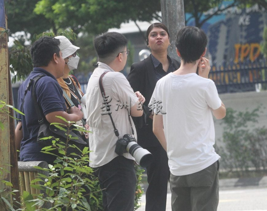控诉警员不尊重 不满食档业者起争执·“火爆女警”三次报案
