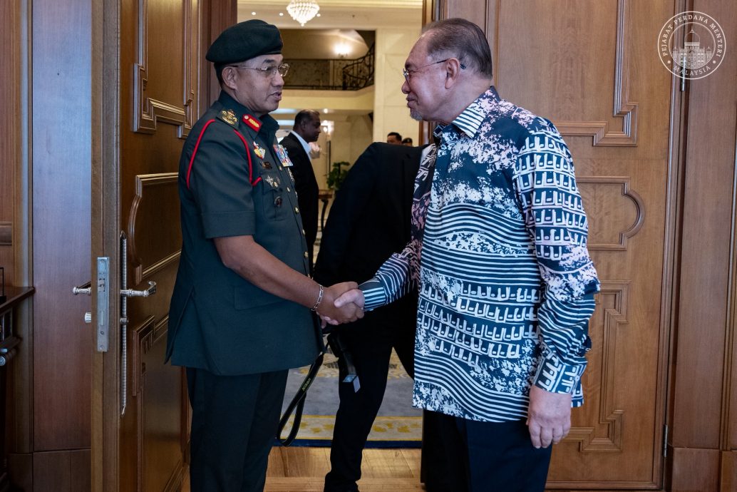 ANWAR TERIMA KUNJUNGAN HORMAT PERSARAAN PANGLIMA ATM